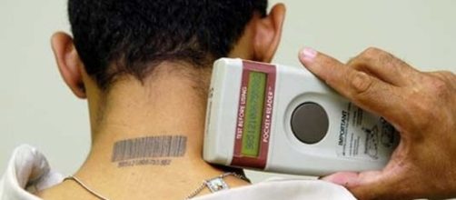 Jovem com um c&oacute;digo de barras no pesco&ccedil;o