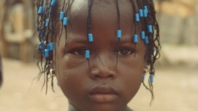 Bimba senegalese con pettinatura tradizionale