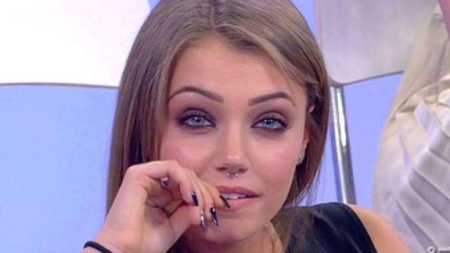 Camilla Mangiapelo potrebbe essere esclusa da "Uomini e donne" per via della sua amicizia con Giulia De Lellis