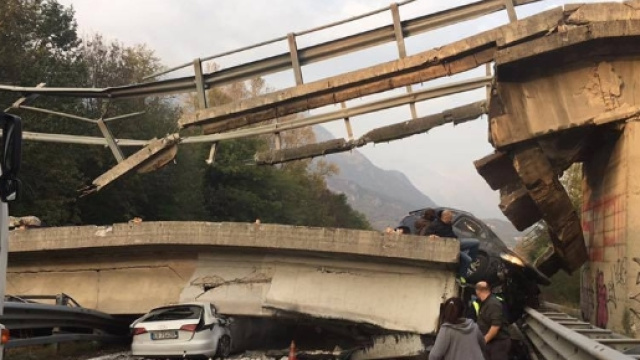 Cavalcavia di Lecco, un morto e diversi feriti nel crollo