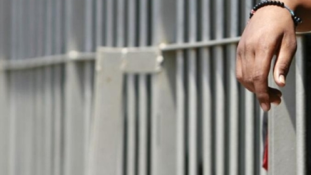 Detenuto picchia agente, violenta aggressione nel carcere di ... - irpinianews.it