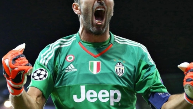 Gigi Buffon esulta dopo la vittoria in casa del Lione