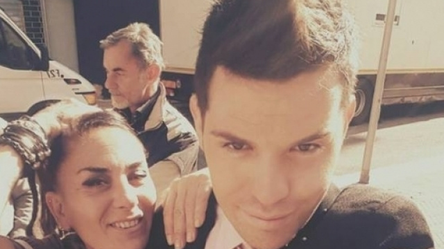 Niccol&ograve; Centioni con la mamma Patrizia sul set della nuova serie tv "Saluti e baci da mamma e pap&agrave;".