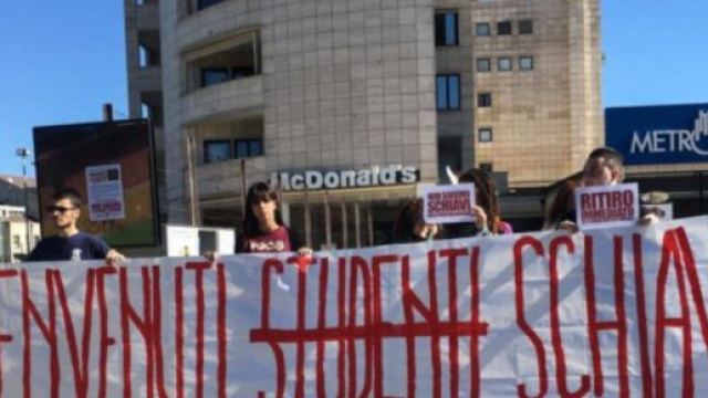 Protesta degli studenti davanti il McDonald's, Cosenza