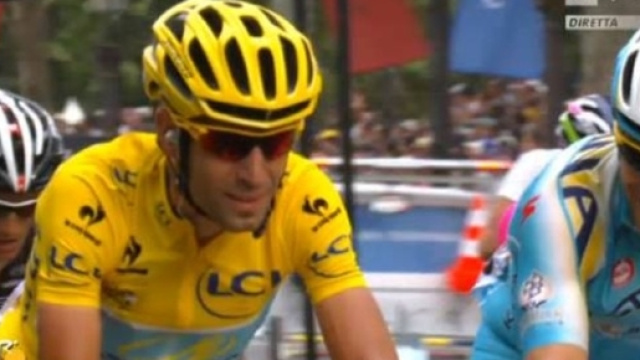 Vincenzo Nibali in maglia gialla al Tour de France