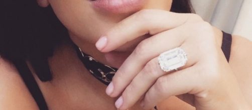 Kim Kardashian showing us what she's got!