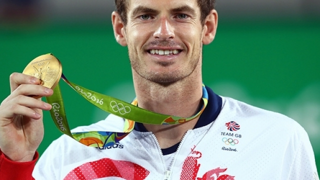 Andy Murray, campione olimpico in carica, mostra la medaglia d'oro.