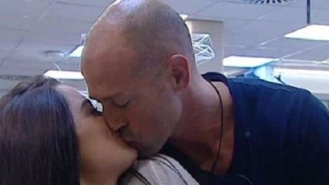 Bacio fra Stefano e Alessia Macari.