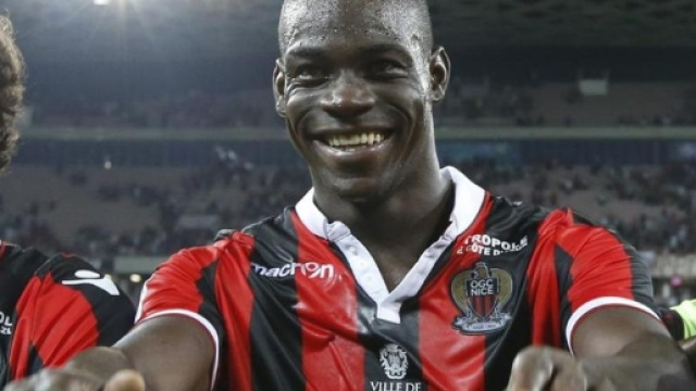 Balotelli sorridente con la maglia del Nizza