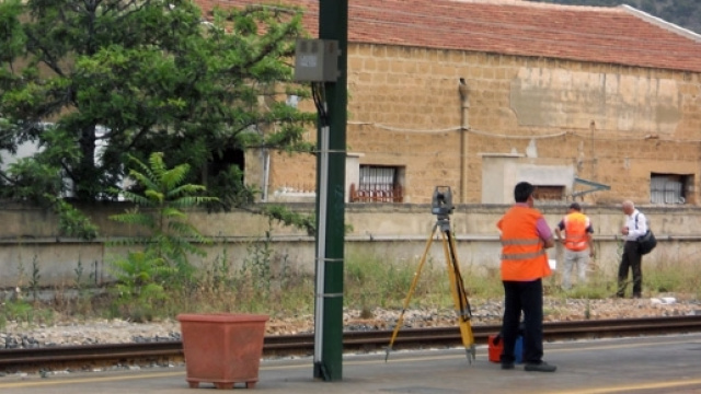 Bagheria, 16enne attraversa binari e viene travolto dal treno