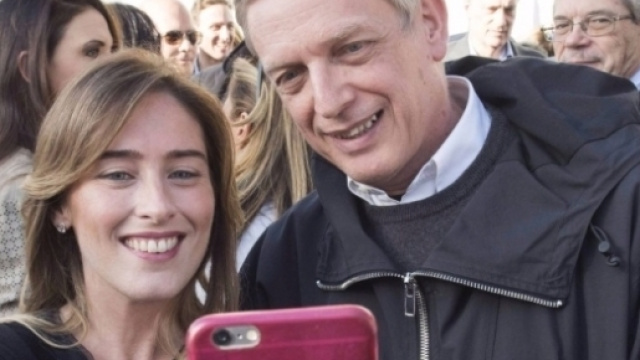 Il selfie di piazza del Popolo tra Boschi e Cuperlo