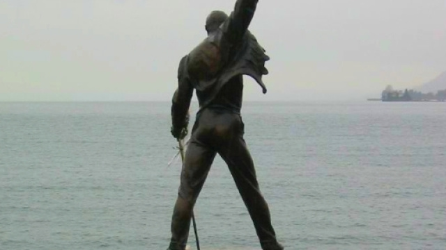 La statua di bronzo raffigurante Freddie Mercury a Montreux, Svizzera.