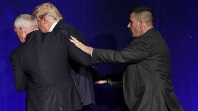 Reno, Nevada: Donald Trump portato via dal palco dagli agenti della sicurezza (ph. Chicago Tribune)