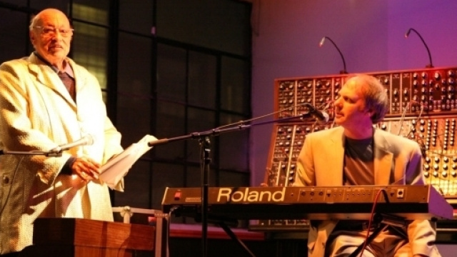 Un'immagine di Jean-Jacques Perrey (a sinistra), in compagnia del suo allievo prediletto Dana Countryman (a destra).