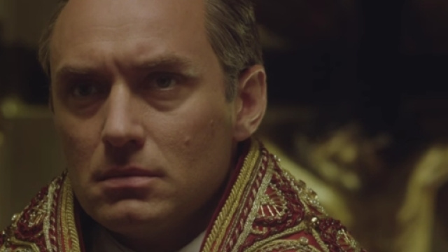 Un Lenny Belardo assorto durante la sua vestizione