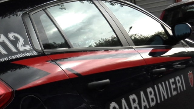 volante dei carabinieri parcheggiata