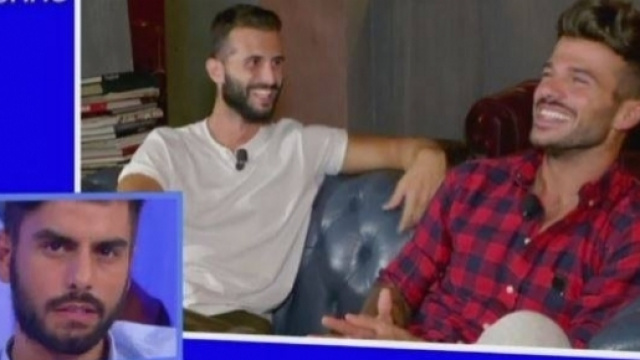 Claudio Sona e Francesco durante un'esterna del trono gay di Uomini e Donne