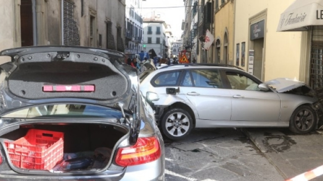 Firenze, maxi carambola, coinvolte 3 auto