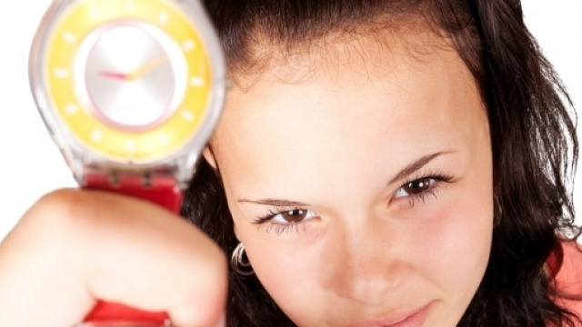 Immagine di repertorio, donna con un'orologio in mano.