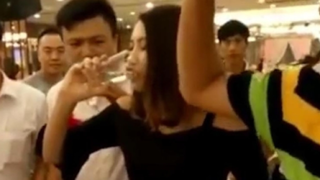 La damigella d'onore cinese beve alcolici e muore