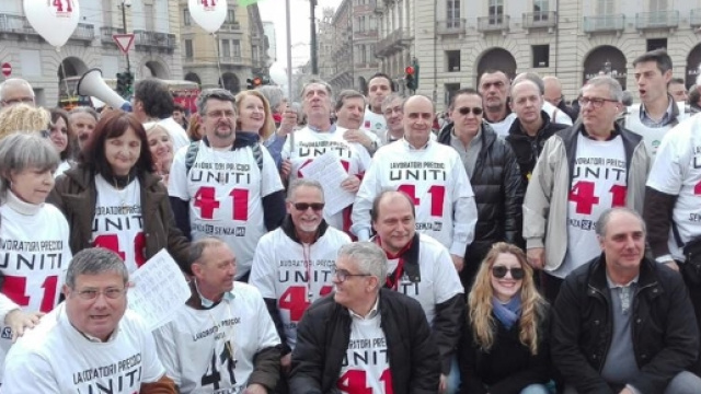 Lavoratori precoci in protesta.