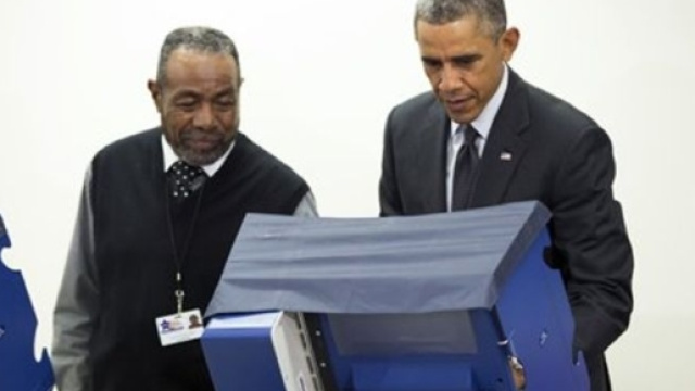 Obama impegnato a votare nella sua Chicago.