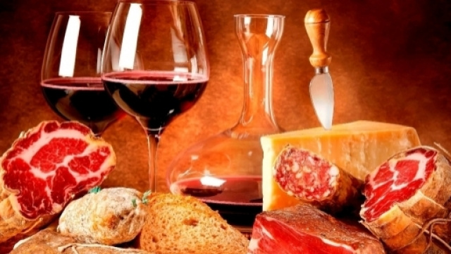 Pane, vino e salumi immersi nei colori caldi dell'autunno.