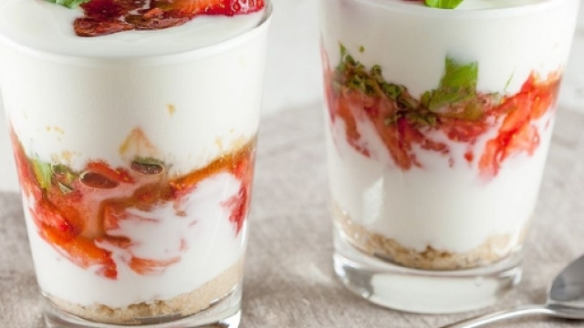 Strawberry yogurt dessert - ohmydish.com - ohmydish.com
