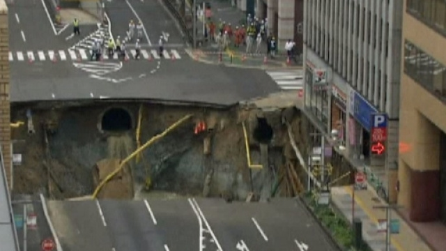Giappone, strada crolla: voragine gigantesca