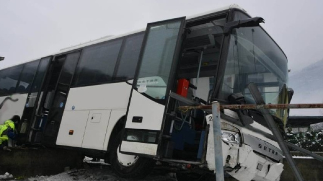 Incidente tra due pullman a Moleno - RSI Radiotelevisione svizzera - rsi.ch
