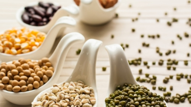 Legumi e cereali sono alimenti indicati per debellare il "colesterolo" cattivo.