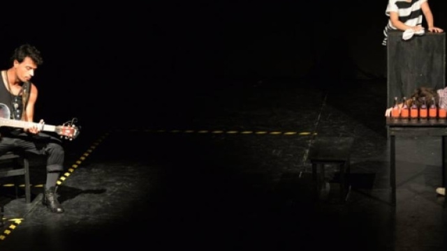 'Nonsense a Nord del Tamigi': lo spettacolo della compagnia Te.Co-Teatro di Contrabbando.
