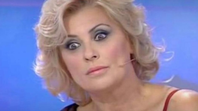 Tina Cipollari ha litigato con Gemma Galgani cadendo a terra