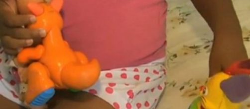 Na hora do banho, a menina sentiu dor nas genit&aacute;lias