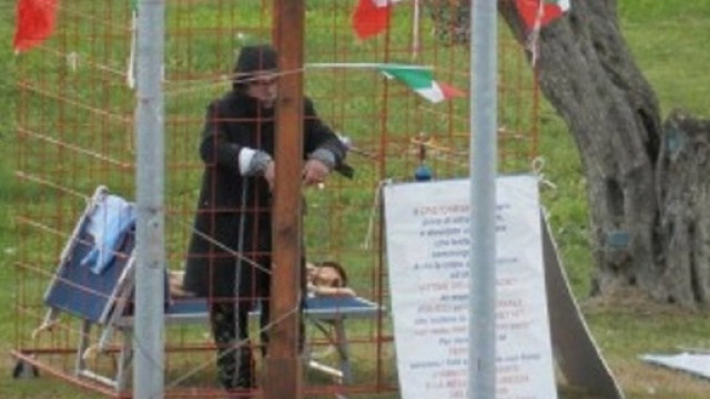 La gabbia arredata con l'indispensabile