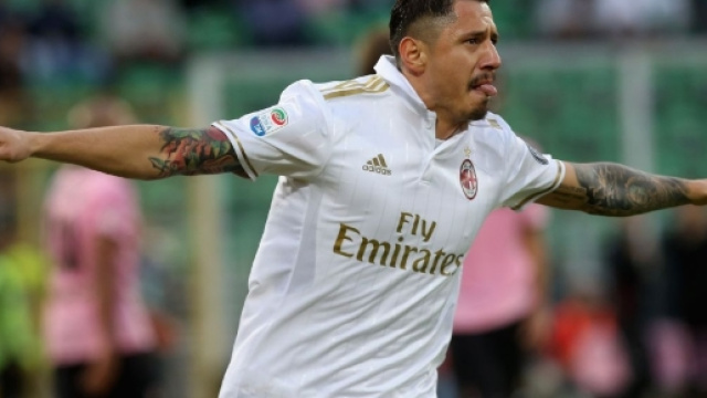 Lapadula esulta dopo il primo gol con la maglia del Milan