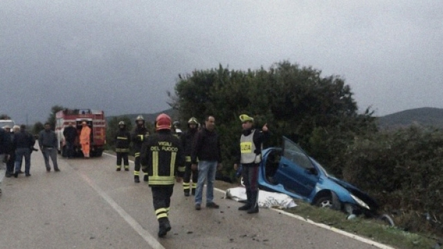 Lo scontro tra le due auto &egrave; stato devastante.