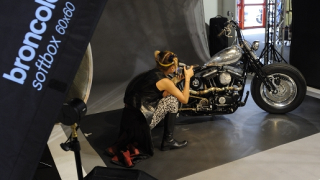 Monica Silva durante il backstage della campagna 'Moto mai viste'. Fonte: 6glab