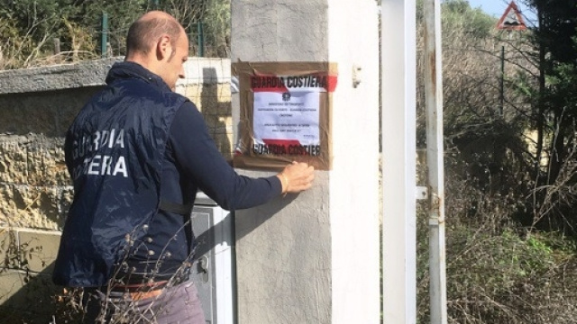 Un agente appone i sigilli al depuratore