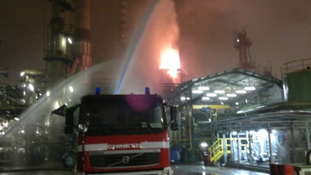 I vigili del fuoco che cercano di spegnere l'incendio nella raffineria ENI in provincia di Pavia