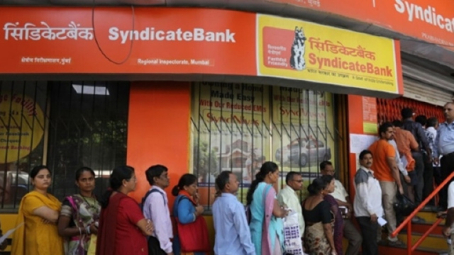 India, denaro contante langue: file davanti agli sportelli bancomat