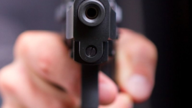 Ucciso con quattro colpi di pistola davanti alla moglie