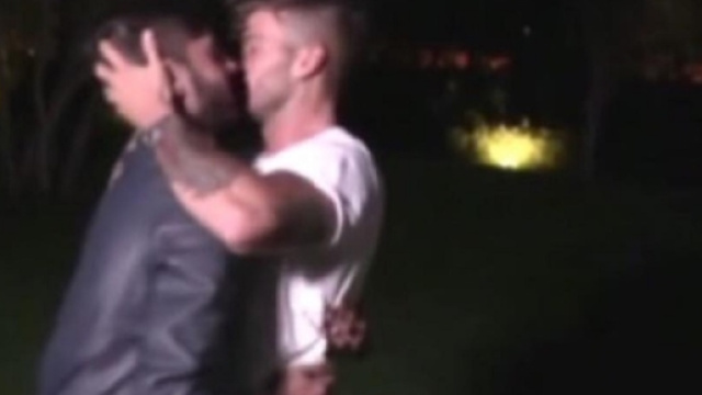 Uomini e donne, Claudio e Mario si baciano