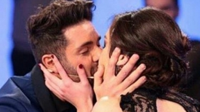 Claudio D'Angelo bacia Ginevra Pisani dopo la scelta