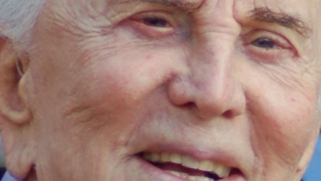 Il grande Kirk Douglas compie cento anni.