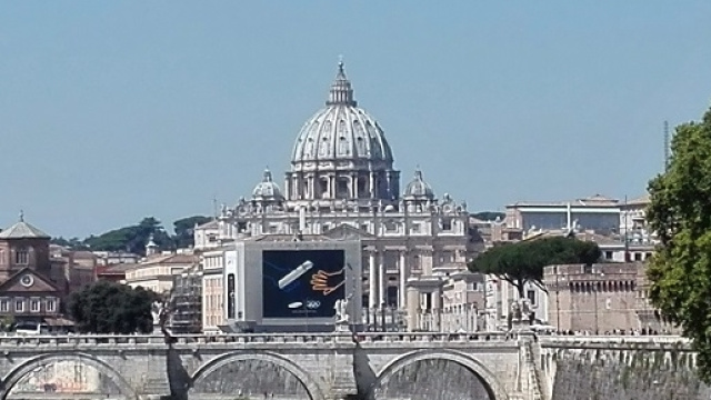 Questo &egrave; il tipo di foto ricordo di Roma che scattano i turisti: monumenti e pubblicit&agrave;, insegne improponibili e scritte dei graffitari