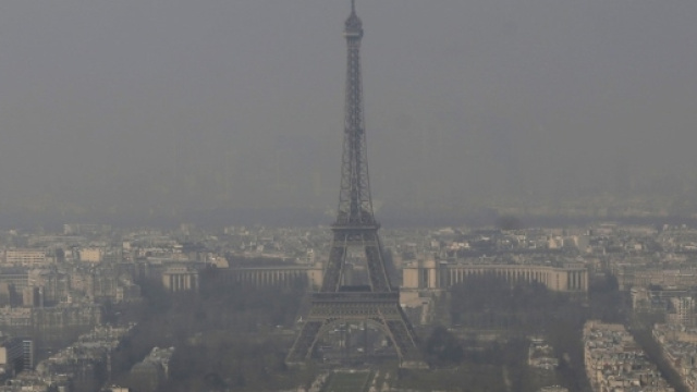 Smog a Parigi: la capitale francese registra livelli molto alti di inquinamento da Pm10.