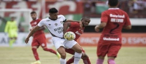 Douglas (na foto, disputando bola com Anderson) fez o gol do Flu no empate de 1 a 1 diante do Inter (Foto: Jorge Rodrigues/Eleven)