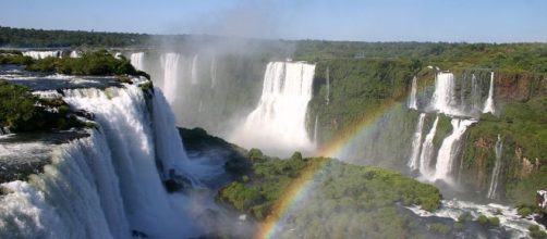 Igua&ccedil;&uacute; Falls, seen from the brazilian side. Picture by Charlesjsharp (Creative Commons).