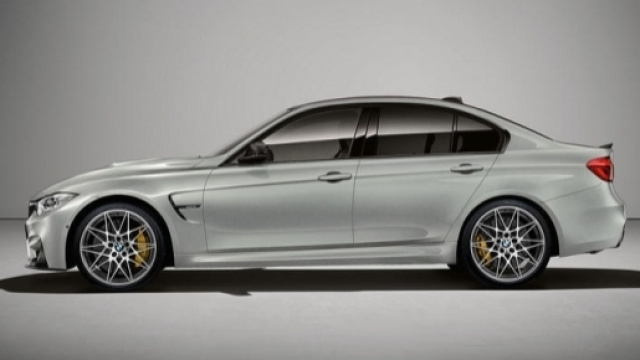 BMW M3 &ldquo;30 Jahre M3 visya di lato